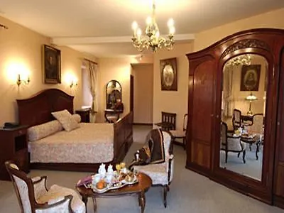 Chateau De Rigny גרה
